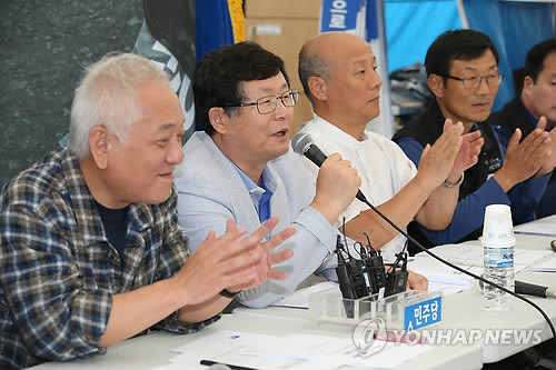 ▲ 지난달 10일 서울광장 민주당 천막당사에서 열린 [민주당 공공부문민영화 저지 특위 시민사회 간담회]에서 설훈 의원이 (왼쪽 두번째)이 발언하고 있다.ⓒ연합뉴스