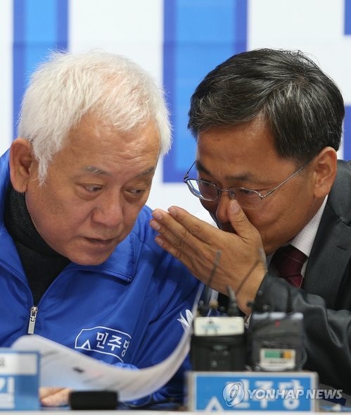 ▲ 김한길 민주당 대표(왼쪽)가 23일 오전 경북 포항시 대잠동 허대만 후보 선거사무소에서 열린 최고위원회의에서 허 후보와 대화하고 있다.ⓒ연합뉴스