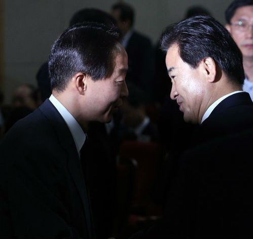 ▲ 김현철과 정동영 민주당 고문이 조용히 인사를 나누고 있는 모습. ⓒ 연합뉴스