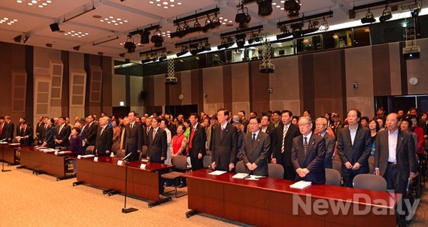 ▲ 북한의 민간인 납치 피해 문제 해결을 모색하기 위한 국제심포지엄이 24일 오후 서울 프레스센터에서 열렸다. 참석자들이 애국가를 제창하고 있다.ⓒ정상윤 기자