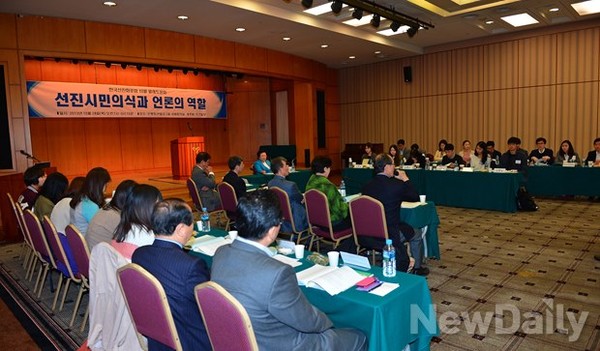 ▲ 한국선진화포럼이 주최한 월례토론회가 24일 오전 서울 명동 은행회관빌딩에서 [선진시민의식과 언론의 역할]을 주제로 열렸다.ⓒ 뉴데일리 정상윤 기자