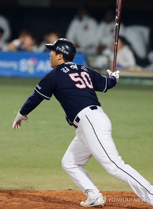 ▲ 두산 김현수 선수가 한국시리즈 첫 홈런포를 터뜨렸다 ⓒ연합뉴스