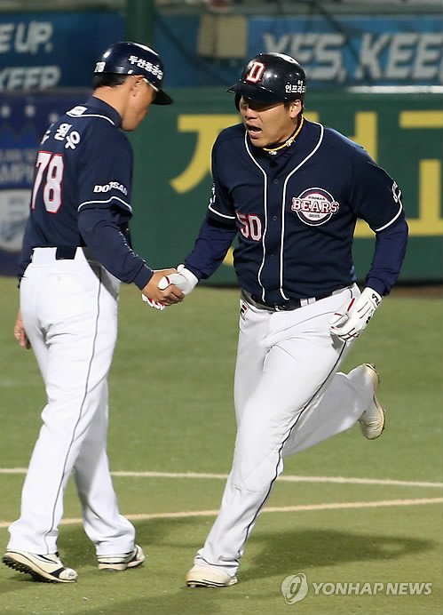 ▲ 두산 김현수가 5회초 1사 상황에서 윤성환을 상대로 솔로홈런을 친 뒤 조원우 코치와 손바닥을 부딪치고 있다. ⓒ연합뉴스