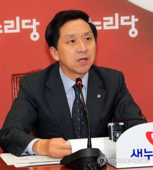 ▲ 김기현 새누리당 정책위의장이 25일 오전 국회 원내대표실에서 열린 국감상황점검회의에서 나꼼수 멤버들에게 무죄판결을 내린 법원을 비판하고 있다. ⓒ연합뉴스