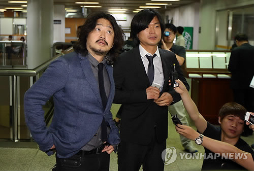 ▲ 18대 대선을 앞두고 박근혜 대통령 가족과 관련한 허위 사실을 공표한 혐의 등으로 불구속 기소된 나꼼수 멤버인 김어준(좌)과 주진우. ⓒ연합뉴스