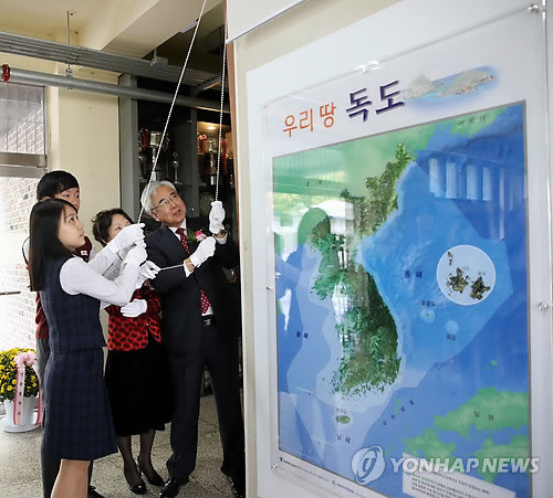 ▲ 서울시교육청 문용린 교육감이 지난 24일 서울 서초구 신동중학교에서 독도 지도를 설치하고 있다ⓒ연합뉴스