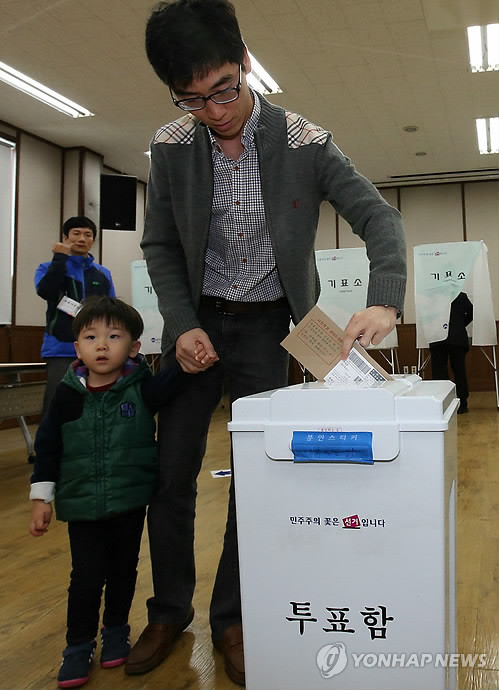 ▲ 10·30 경기화성갑 국회의원 보궐선거 사전투표 첫 날인 25일 오전 경기도 화성시 봉담읍사무소에 마련된 투표소에서 어린이를 동반한 화성시민이 투표하고 있다.ⓒ연합뉴스