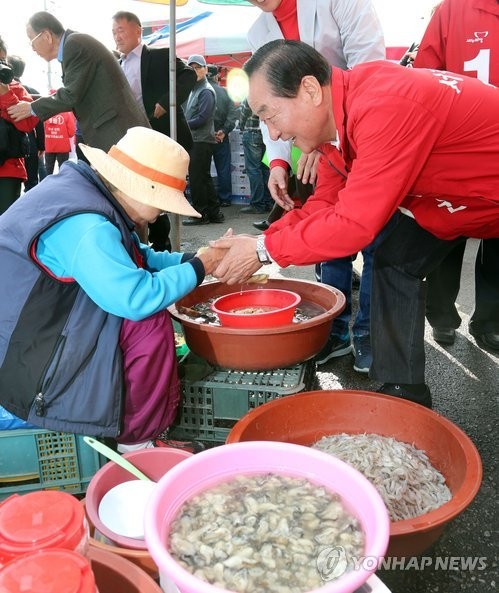▲ 10·30 재보선 새누리당 화성갑 서청원 후보가 24일 화성시 조암터미널 주변 상가를 돌며 유권자들과 인사하고 있다.ⓒ연합뉴스