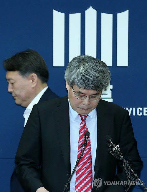 ▲ 국정원 정치·선거 개입 의혹 수사를 맡아온 서울지방검찰청 특별수사팀은 14일 오후 서울 서초동 서울고등검찰청에서 최종 수사결과를 발표했다. 발표를 맡은 이진한 중앙 2차장 검사 뒤로 윤석열 팀장이 지나고 있다.ⓒ 연합뉴스