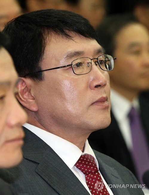 ▲ 21일 서울 서초동 서울고등검찰청에서 열린 국회 법제사법위원회 국정감사에서 국정원 대선 개입 사건의 특별수사팀장이었던 윤석열 여주지청장의 '항명' 발언 이후 눈물을 흘리는 조영곤 서울중앙지검장.ⓒ 연합뉴스