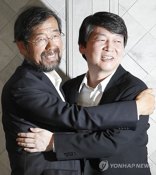 ▲ 안철수 의원이 2년전 10.26 서울시장 보궐선거에서를 앞두고 박원순 서울시장과 단일화 합의 후 포옹하는 모습.  ⓒ 연합뉴스