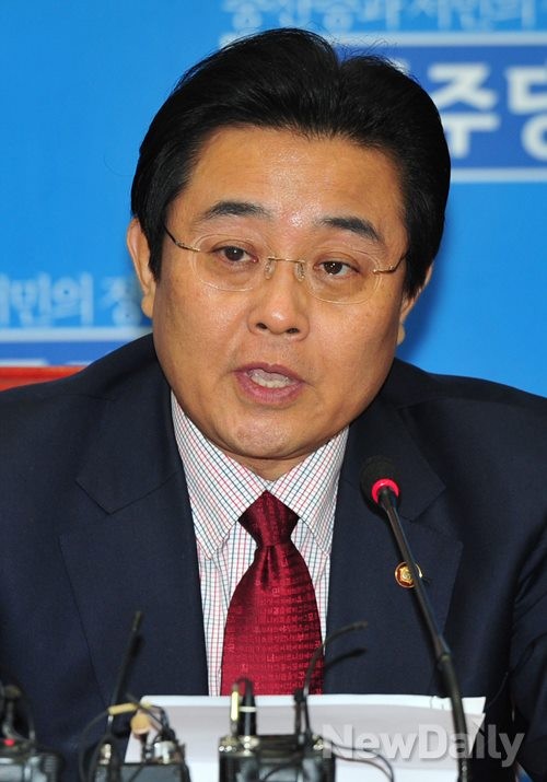 ▲ 국정원이 KISA에서 민간사찰 중이라고 주장한 전병헌 민주당 의원.