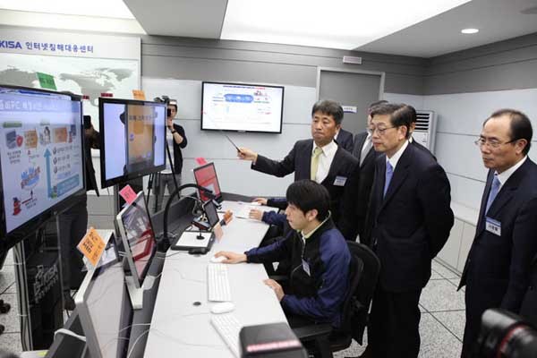 ▲ 2011년 5월 18일 KISA 내 인터넷침해대응센터를 찾은 김황식 당시 총리. KISA는 인터넷의 각종 사고에 대응한다.