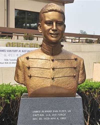 ▲ 오산 美공군기지에 있는 제임스 A.밴플리트 주니어 공군대위 흉상. 밴플리트 장군의 외아들이었다.