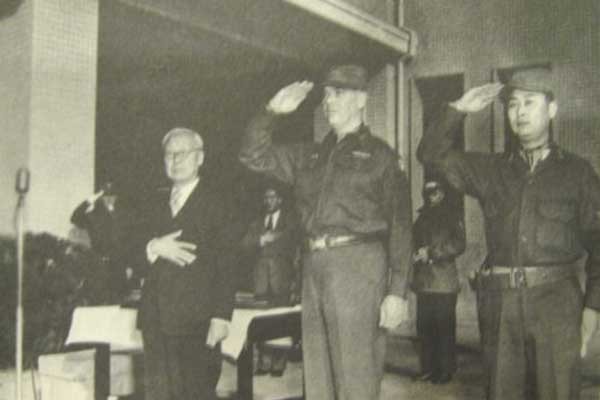 ▲ 이승만 대통령과 밴플리트 장군, 백선엽 장군의 모습. 이들 세 사람이 아니었다면 지금의 대한민국과 국군은 존재할 수 없었다.