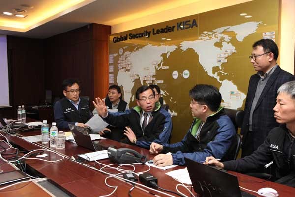 ▲ 2013년 3월 20일 언론과 금융기관을 향한 사이버공격이 발생하자 한국인터넷진흥원(KISA) 직원들이 유관기관과 함께 대응책을 논의하고 있다. 민주당은 KISA에 파견된 국정원 직원이 국민들을 24시간 불법사찰하고 있다고 주장하기도 했다.