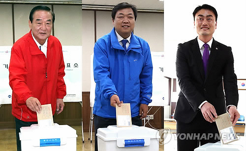 ▲ 10·30 경기 화성갑 국회의원 보궐선거 사전투표 첫 날인 25일 오전 새누리당 서청원(왼쪽부터), 민주당 오일용, 통합진보당 홍성규 후보가 투표하고 있다.ⓒ연합뉴스