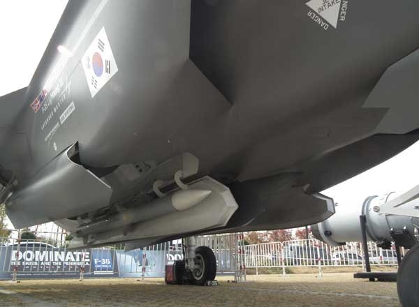 ▲ F-X 3차 사업에서 치열한 경쟁을 벌였던 후보 기종들. 위에서부터 F-15SE, F-35(사진은 B타입), 유로파이터 타이푼.