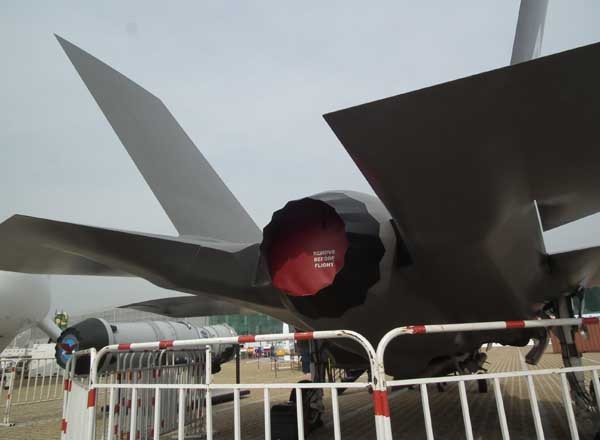 ▲ F-X 3차 사업에서 치열한 경쟁을 벌였던 후보 기종들. 위에서부터 F-15SE, F-35(사진은 B타입), 유로파이터 타이푼.