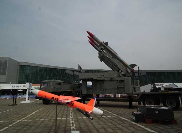 ▲ F-X 3차 사업에서 치열한 경쟁을 벌였던 후보 기종들. 위에서부터 F-15SE, F-35(사진은 B타입), 유로파이터 타이푼.