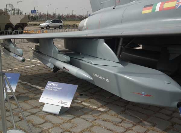 ▲ F-X 3차 사업에서 치열한 경쟁을 벌였던 후보 기종들. 위에서부터 F-15SE, F-35(사진은 B타입), 유로파이터 타이푼.