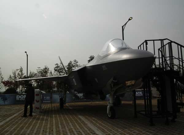 ▲ F-X 3차 사업에서 치열한 경쟁을 벌였던 후보 기종들. 위에서부터 F-15SE, F-35(사진은 B타입), 유로파이터 타이푼.