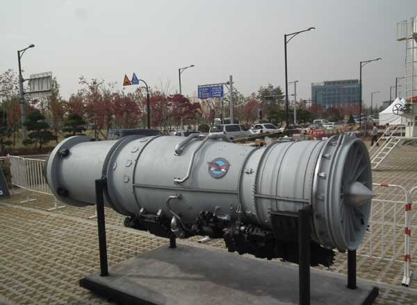 ▲ F-X 3차 사업에서 치열한 경쟁을 벌였던 후보 기종들. 위에서부터 F-15SE, F-35(사진은 B타입), 유로파이터 타이푼.