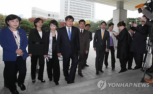 ▲ 민주당 이춘석, 신경민 의원 등 법사위와 정무위 소속 의원들이 28일 오후 대검찰청을 항의방문하고 있다. 이들은 국정원 대선개입 사건과 관련한 수사 외압 인사들의 해임과 경질된 윤석열 국정원 댓글사건 특별수사팀장의 복귀를 촉구하기 위해 항의 방문했다고 밝혔다. ⓒ연합뉴스