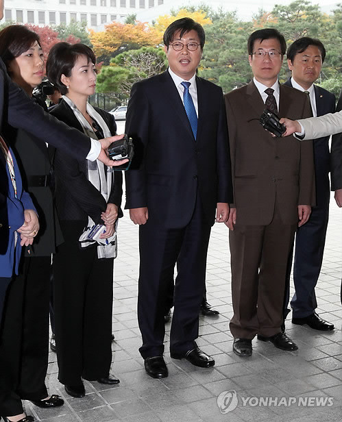 ▲ 민주당 이춘석(가운데), 신경민 의원 등 법사위와 정무위 소속 의원들이 28일 오후 대검찰청을 항의방문하고 있다. 이들은 국정원 대선개입 사건과 관련한 수사 외압 인사들의 해임과 경질된 윤석열 국정원 댓글사건 특별수사팀장의 복귀를 촉구하기 위해 항의 방문했다고 밝혔다. ⓒ연합뉴스