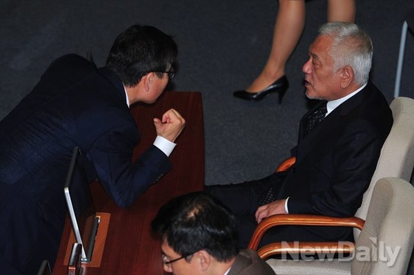 ▲ 조용히 보고를 받고 있는 민주당 김한길 대표. ⓒ이종현 기자