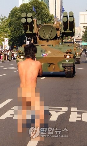 ▲ 병역을 거부한 강의석이 국군의 날 기념 시가행진이 펼쳐진 테헤란로에서 나체시위를 벌이고 있다. ⓒ연합뉴스