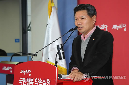 ▲ 홍문종 새누리당 사무총장이 27일 오후 여의도 당사에서 기자간담회를 열고 검찰의 국가정보원 댓글 수사팀이 추가 기소를 위한 공소장 변경의 증거로 제시한 5만 여건의 트위터 게시글에 대해 "많은 부분에서 심각한 오류가 발견됐다"고 밝히고 있다. ⓒ연합뉴스