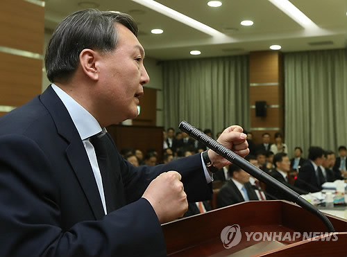 ▲ 윤석열 여주지청장이 21일 오후 서울 서초구 서울고등검찰청에서 열린 국회 법제사법위원회의 서울고검ㆍ서울지검 등에 대한 국정검사에서 서영교 민주당 의원의 질의에 답변하고 있다.ⓒ연합뉴스