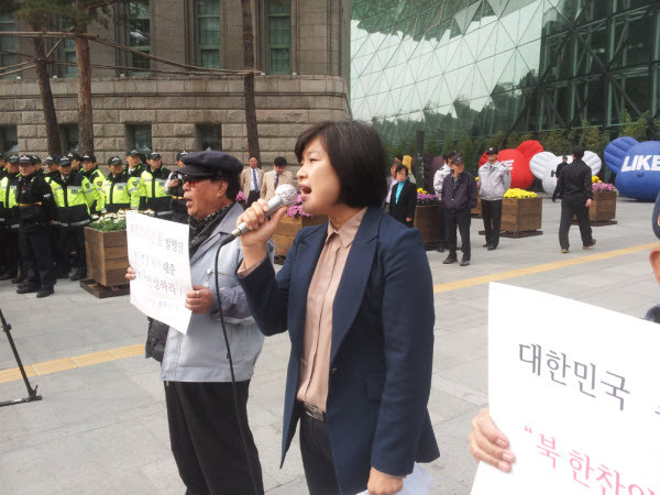 ▲ 블루유니온 권유미 대표가 자주민보의 종북행각을 규탄하고 있다 ⓒ 블루투데이