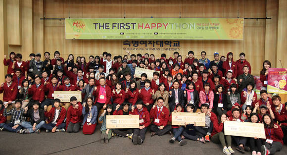▲ ▲ SK이노베이션은 지난 27일 숙명여대 백주년 기념관에서 여성가족부와 함께 여성청소년가족행복 증진을 위한 모바일 앱 개발대회인 [‘해피톤(Happython)] 시상식을 갖고, 7개 팀에 총 상금 1,500만원을 수여했다.