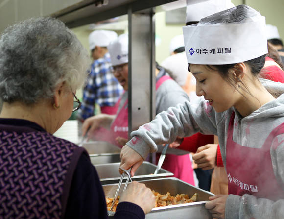 ▲ 아주캐피탈이 소외 이웃을 대상으로 진행하는 [따뜻한 밥퍼] 활동