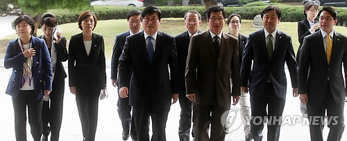 ▲ 민주당 이춘석, 신경민 의원 등 법사위와 정무위 소속 의원들이 28일 오후 대검찰청을 항의방문하고 있다. 이들은 국정원 대선개입 사건과 관련한 수사 외압 인사들의 해임과 경질된 윤석열 국정원 댓글사건 특별수사팀장의 복귀를 촉구하기 위해 항의 방문했다고 밝혔다. ⓒ연합뉴스