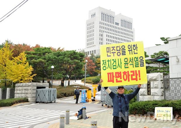 ▲ 사이버사령부의 공격대응까지 조직적 여론조작 활동이라고 주장한 진성준 의원. [사진: 연합뉴스]