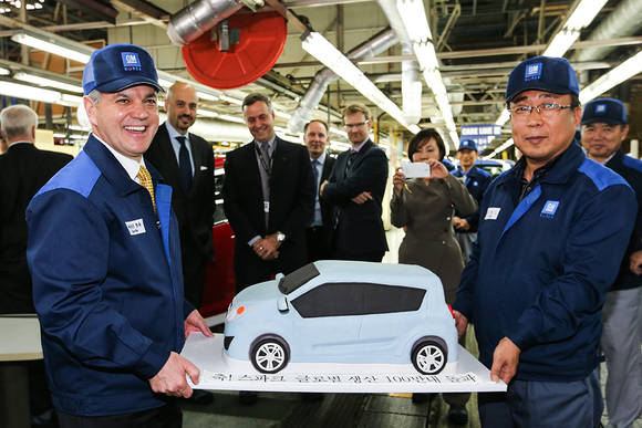 ▲ 세르지오 호샤 한국지엠 사장(왼쪽)이 쉐보레 스파크 100만대 판매 돌파 기념사진을 찍고 있다.ⓒ한국지엠