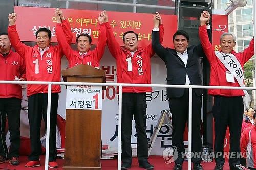 ▲ 10·30 재보선 화성갑에 출마한 서청원 새누리당 후보가 29일 화성시 봉담읍 거리유세에서 유권자들에게 지지를 호소하고 있다.ⓒ연합뉴스