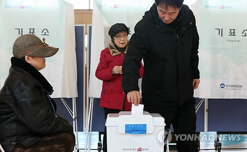 ▲ 화성갑 국회의원 보궐선거일인 30일 오전 경기도 화성시 봉담읍 와우초등학교에 마련된 봉담읍 제2투표소에서 시민들이 투표를 하고 있다. ⓒ연합뉴스
