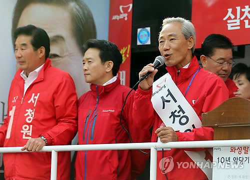 ▲ 김종훈 새누리당 의원이 29일 화성시 봉담읍에서 열린 서청원 후보 거리유세에서 서 후보 지지연설을 하고 있다.ⓒ연합뉴스
