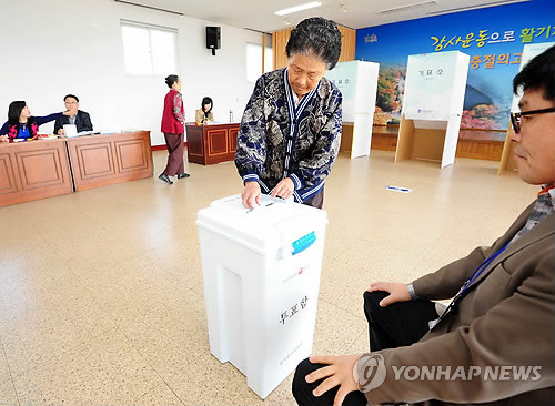 ▲ 10·30 재·보궐선거일인 30일 포항 남구 해도 9투표소에서 유권자들이 투표에 참여하고 있다.ⓒ연합뉴스