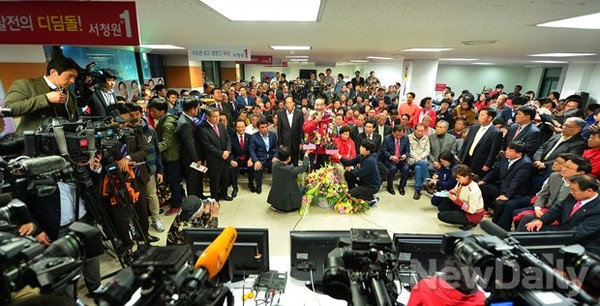 ▲ [10·30 국회의원 재보궐선거]  경기 화성갑에 출마한 새누리당 서청원 후보가  30일 화성시 봉당읍에 마련된 선거사무실에서  당선이 확실시 되자 당선소감을 밝히고 있다. ⓒ정상윤 기자