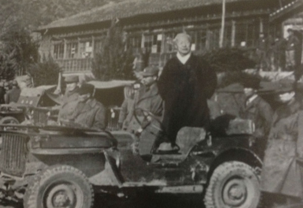 ▲ 전선부대를 방문하여 장병들을 격려하는 이승만 대통령(1951.2)