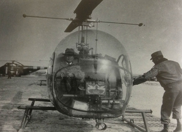 ▲ 전선 시찰을 위해 헬기에 탑승한 이승만 대통령.