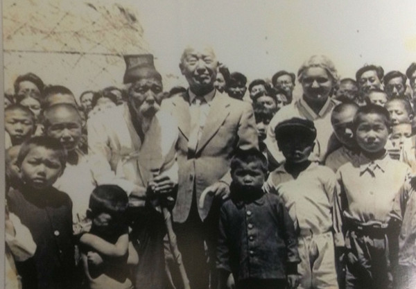 ▲ 경무대에서 외교문서를 직접 타이핑하는 이승만대통령. 미국에서 독립운동을 시작할 때 구입한 타이프라이터는 그가 하야할 때까지 사용했다.