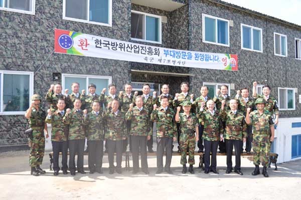 ▲ 2011년 육군 7사단을 찾은 조양호 회장과 방위산업진흥회 임원들.