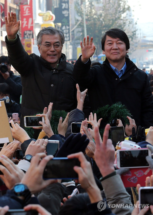 ▲ 민주당 문재인 대선후보와 무소속 안철수 전 후보가 지난해 12월 13일 오후 대전 으능정이 문화거리에서 열린 공동유세에서 시민과 지지자들을 향해 손을 들어 인사하고 있다. ⓒ연합뉴스