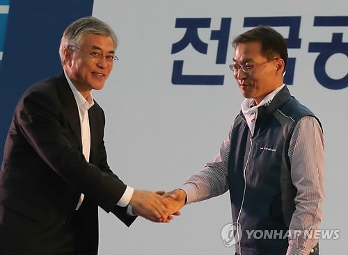 ▲ 2012. 10. 20  당시 민주통합당 문재인 대선후보가 잠실종합운동장에서 열린 전국 공무원노동조합 총회에서 김중남 전공노 위원장과 인사하고 있다. ⓒ 연합뉴스DB